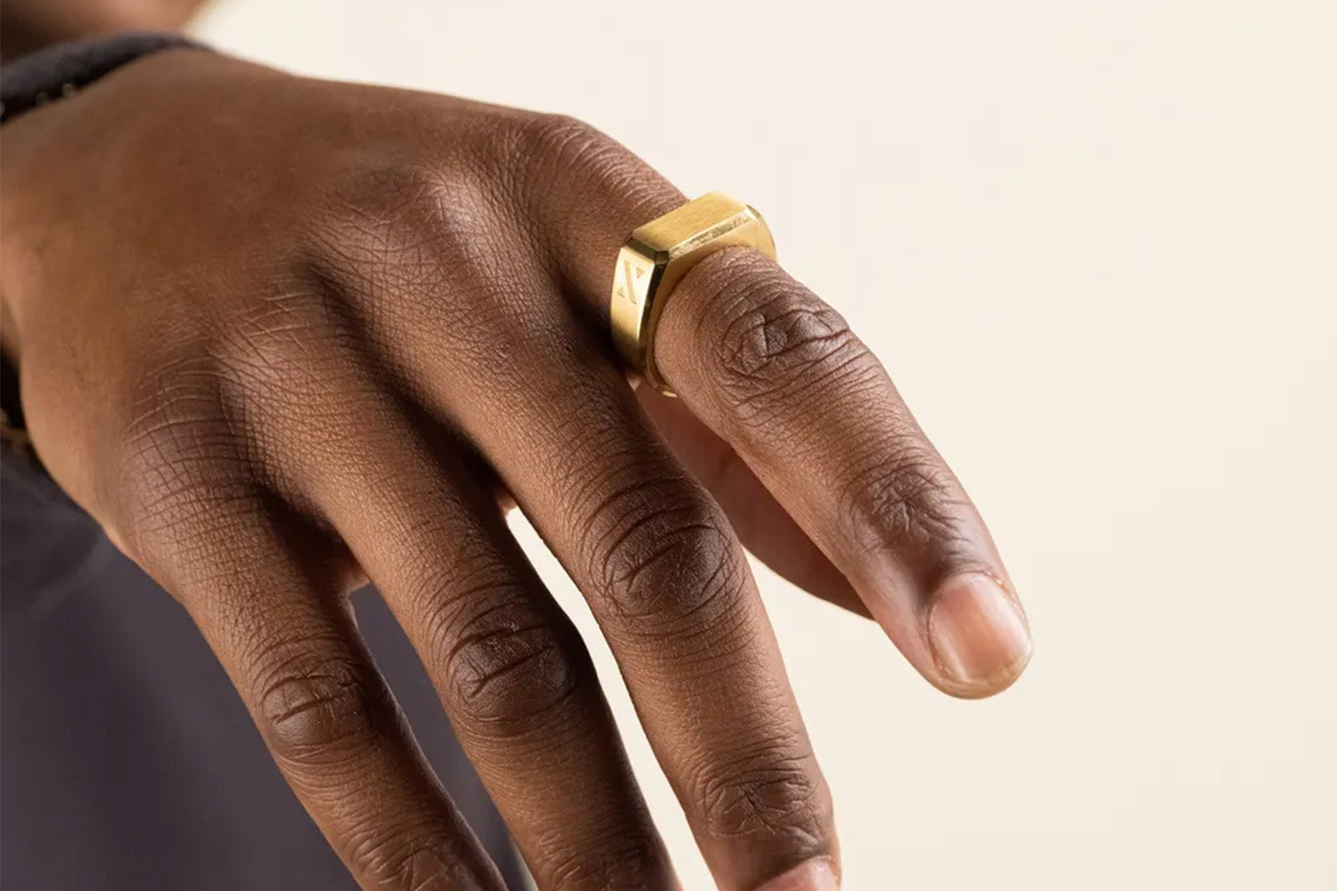 Confuso Lugar de nacimiento maníaco Qué significa si un hombre usa un anillo de sello? – CRAFTD Reino Unido